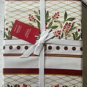 Williams Sonoma Festive Tablecloth - Red and Green